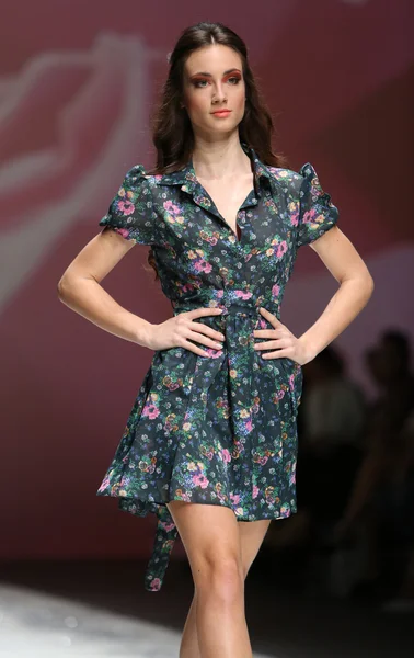 モニカー 2014 年 5 月 9 日ザグレブ、クロアチアのザグレブ ・ ファッション ・ ウィークに sablic によって設計された服を着てファッション モデル. — ストック写真