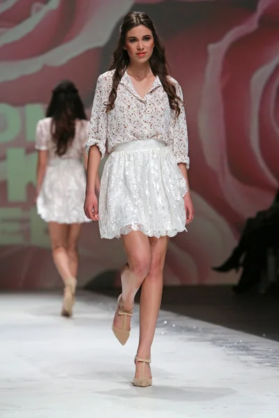Monika sablic üzerinde 09 Mayıs 2014, zagreb, Hırvatistan zagreb moda haftasında tarafından tasarlanan kıyafetleri moda model. — Stok fotoğraf