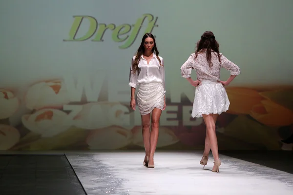时装模特穿着由 monika sablic 对 2014 年 5 月 9 日在克罗地亚萨格勒布萨格勒布时装周设计的衣服. — 图库照片