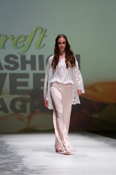 时装模特穿着由 monika sablic 对 2014 年 5 月 9 日在克罗地亚萨格勒布萨格勒布时装周设计的衣服. — 图库照片