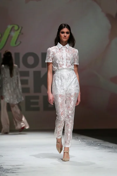 Modelo de moda vestindo roupas projetadas por Monika Sablic na Zagreb Fashion Week em 09 de maio de 2014 em Zagreb, Croácia . — Fotografia de Stock