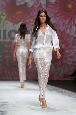 monika sablic üzerinde 09 Mayıs 2014, zagreb, Hırvatistan zagreb moda haftasında tarafından tasarlanan kıyafetleri moda model.