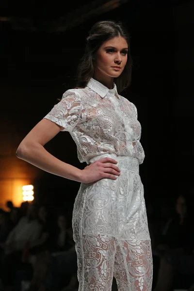 Fashion model dragen van kleding ontworpen door monika sablic op de zagreb fashionweek op 09 mei 2014 in zagreb, Kroatië. — Stockfoto