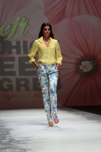 Fashion model dragen van kleding ontworpen door monika sablic op de zagreb fashionweek op 09 mei 2014 in zagreb, Kroatië. — Stockfoto