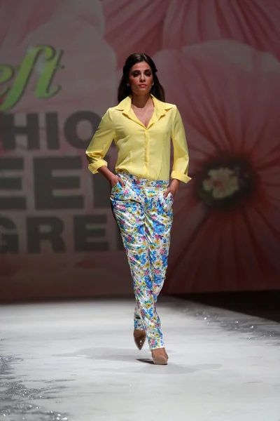 Fashion model dragen van kleding ontworpen door monika sablic op de zagreb fashionweek op 09 mei 2014 in zagreb, Kroatië. — Stockfoto