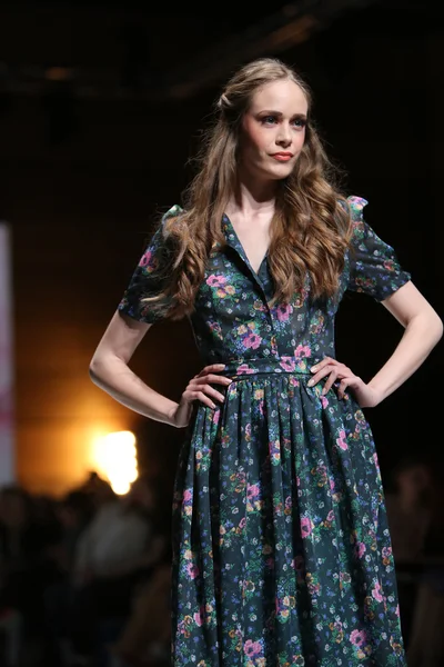 Moda indossando abiti disegnati da Monika Sablic alla Settimana della Moda di Zagabria il 09 maggio 2014 a Zagabria, Croazia . — Foto Stock