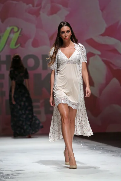 Modelo de moda con ropa diseñada por Monika Sablic en la Semana de la Moda de Zagreb el 09 de mayo de 2014 en Zagreb, Croacia . —  Fotos de Stock