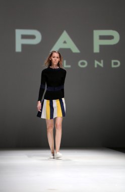 manken üzerinde 09 Nisan 2014, zagreb, Hırvatistan zagreb moda haftasında kağıt Londra tarafından tasarlanan kıyafetleri