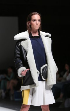 manken üzerinde 09 Nisan 2014, zagreb, Hırvatistan zagreb moda haftasında kağıt Londra tarafından tasarlanan kıyafetleri
