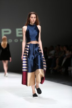 manken üzerinde 09 Nisan 2014, zagreb, Hırvatistan zagreb moda haftasında kağıt Londra tarafından tasarlanan kıyafetleri