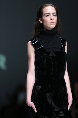 manken üzerinde 09 Nisan 2014, zagreb, Hırvatistan zagreb moda haftasında kağıt Londra tarafından tasarlanan kıyafetleri