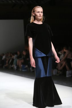 manken üzerinde 09 Nisan 2014, zagreb, Hırvatistan zagreb moda haftasında kağıt Londra tarafından tasarlanan kıyafetleri