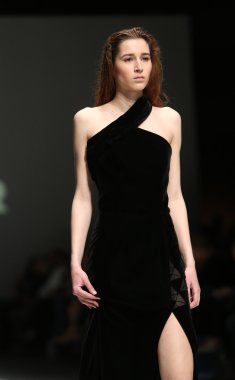 manken üzerinde 09 Nisan 2014, zagreb, Hırvatistan zagreb moda haftasında kağıt Londra tarafından tasarlanan kıyafetleri