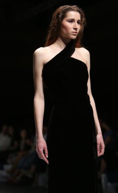 manken üzerinde 09 Nisan 2014, zagreb, Hırvatistan zagreb moda haftasında kağıt Londra tarafından tasarlanan kıyafetleri