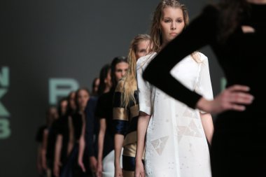 manken üzerinde 09 Nisan 2014, zagreb, Hırvatistan zagreb moda haftasında kağıt Londra tarafından tasarlanan kıyafetleri