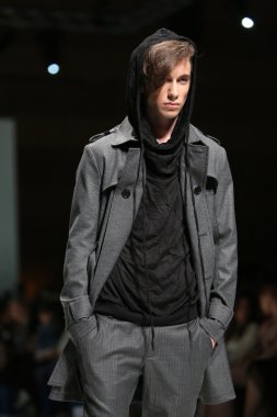 manken üzerinde 09 Nisan 2014, zagreb, Hırvatistan zagreb moda haftasında Toni rico tarafından tasarlanan kıyafetleri