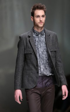 manken üzerinde 09 Nisan 2014, zagreb, Hırvatistan zagreb moda haftasında Toni rico tarafından tasarlanan kıyafetleri