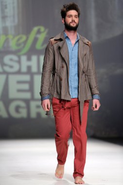 manken üzerinde 09 Nisan 2014, zagreb, Hırvatistan zagreb moda haftasında Toni rico tarafından tasarlanan kıyafetleri