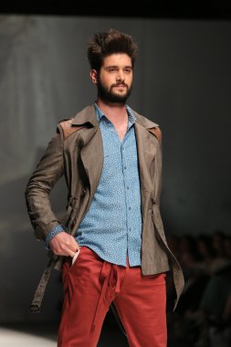 manken üzerinde 09 Nisan 2014, zagreb, Hırvatistan zagreb moda haftasında Toni rico tarafından tasarlanan kıyafetleri