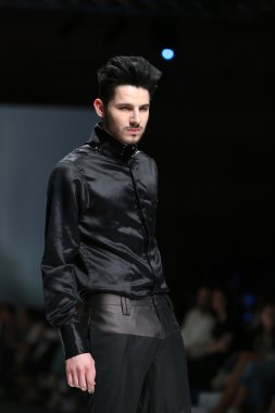 manken üzerinde 09 Nisan 2014, zagreb, Hırvatistan zagreb moda haftasında Toni rico tarafından tasarlanan kıyafetleri