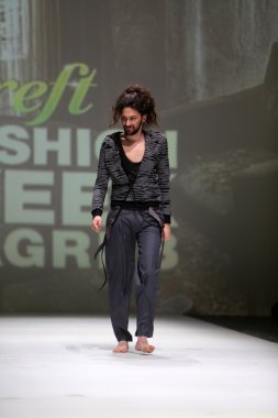 manken üzerinde 09 Nisan 2014, zagreb, Hırvatistan zagreb moda haftasında Toni rico tarafından tasarlanan kıyafetleri