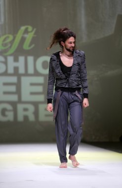 manken üzerinde 09 Nisan 2014, zagreb, Hırvatistan zagreb moda haftasında Toni rico tarafından tasarlanan kıyafetleri