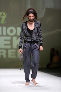 manken üzerinde 09 Nisan 2014, zagreb, Hırvatistan zagreb moda haftasında Toni rico tarafından tasarlanan kıyafetleri