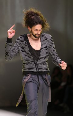 manken üzerinde 09 Nisan 2014, zagreb, Hırvatistan zagreb moda haftasında Toni rico tarafından tasarlanan kıyafetleri