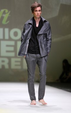 manken üzerinde 09 Nisan 2014, zagreb, Hırvatistan zagreb moda haftasında Toni rico tarafından tasarlanan kıyafetleri