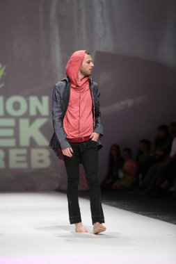manken üzerinde 09 Nisan 2014, zagreb, Hırvatistan zagreb moda haftasında Toni rico tarafından tasarlanan kıyafetleri