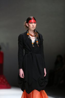 manken üzerinde 09 Nisan 2014, zagreb, Hırvatistan zagreb moda haftasında zjena glamocanin tarafından tasarlanan kıyafetleri.