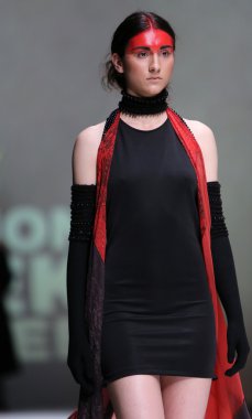 manken üzerinde 09 Nisan 2014, zagreb, Hırvatistan zagreb moda haftasında zjena glamocanin tarafından tasarlanan kıyafetleri.