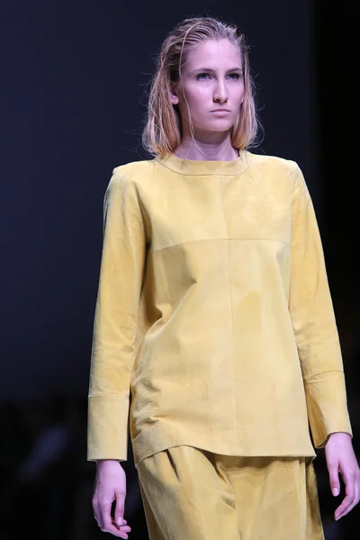 2014 年 5 月 9 日ザグレブ、クロアチアのザグレブ ・ ファッション ・ ウィークに紙ロンドンによって設計された服を着てファッション モデル — ストック写真