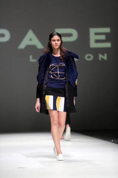 Fashion model wearing clothes designed by Paper London on the Zagreb Fashion Week on May 09, 2014 in Zagreb, Croatia — Stock Photo, Image