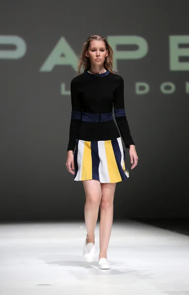 Divat-model ruháit tervezte papír london a zágrábi divat héten május 09, 2014-Zágráb, Horvátország — Stock Fotó