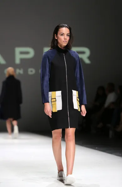 Fashion model wearing clothes designed by Paper London on the Zagreb Fashion Week on May 09, 2014 in Zagreb, Croatia — Stock Photo, Image