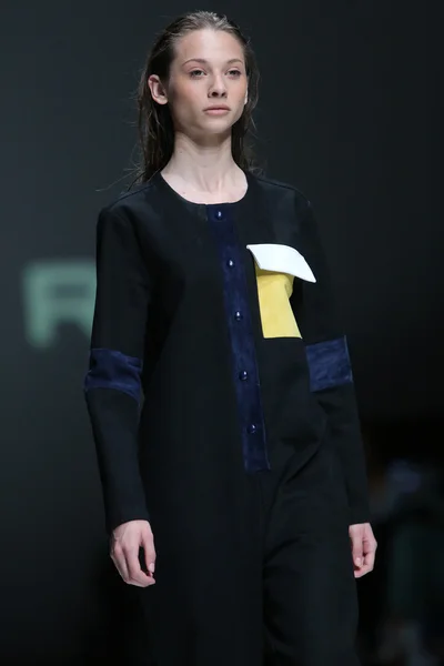 Modelka noszenie ubrania zaprojektowane przez Londyn papieru na Zagrzeb fashion week w dniu 09 maja 2014 r. w Zagrzebiu, Chorwacja — Zdjęcie stockowe