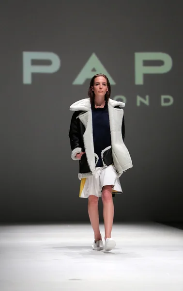 โมเดลแฟชั่นสวมเสื้อผ้าที่ออกแบบโดย Paper London ในสัปดาห์แฟชั่นซาเกร็บเมื่อวันที่ 9 พฤษภาคม 2014 ในซาเกร็บ, โครเอเชีย — ภาพถ่ายสต็อก