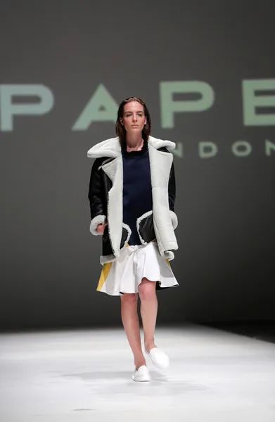 Fashion model wearing clothes designed by Paper London on the Zagreb Fashion Week on May 09, 2014 in Zagreb, Croatia — Stock Photo, Image