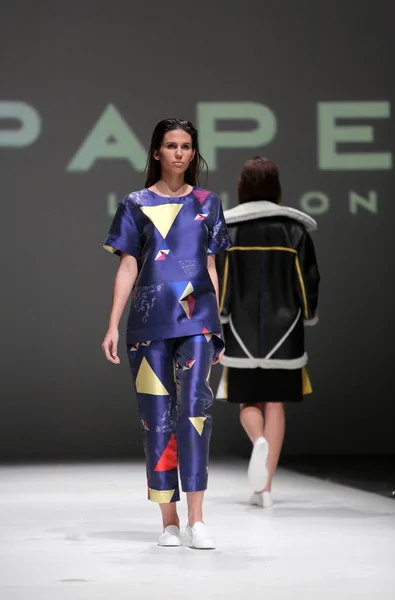 Moda indossando abiti disegnati da Paper London alla Settimana della Moda di Zagabria il 09 maggio 2014 a Zagabria, Croazia — Foto Stock