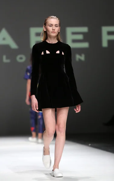 Fashion model wearing clothes designed by Paper London on the Zagreb Fashion Week on May 09, 2014 in Zagreb, Croatia — Stock Photo, Image