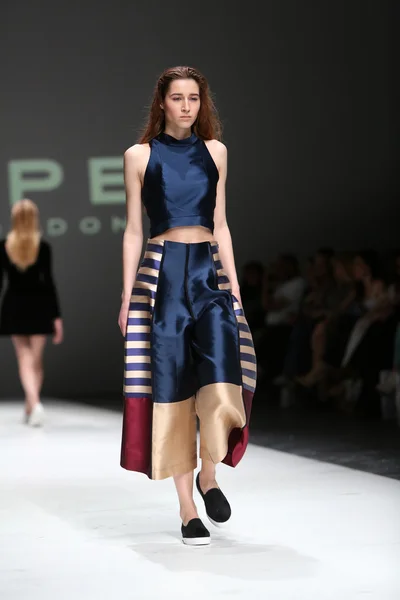 Fashion model wearing clothes designed by Paper London on the Zagreb Fashion Week on May 09, 2014 in Zagreb, Croatia — Stock Photo, Image