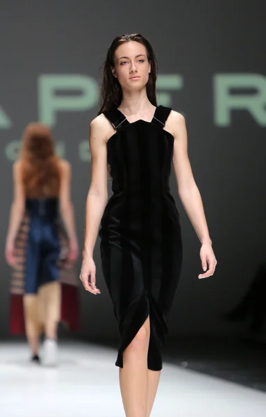 Mode-Model trägt Kleidung von paper london auf der Zagreber Modewoche am 09. Mai 2014 in Zagreb, Kroatien — Stockfoto