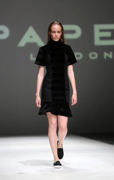 Modelka noszenie ubrania zaprojektowane przez Londyn papieru na Zagrzeb fashion week w dniu 09 maja 2014 r. w Zagrzebiu, Chorwacja — Zdjęcie stockowe