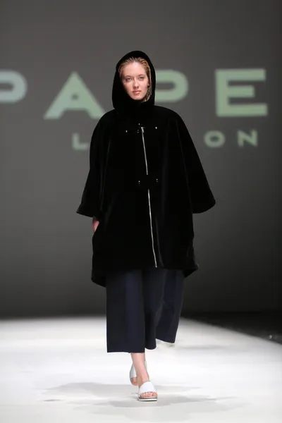 Mode-Model trägt Kleidung von paper london auf der Zagreber Modewoche am 09. Mai 2014 in Zagreb, Kroatien — Stockfoto