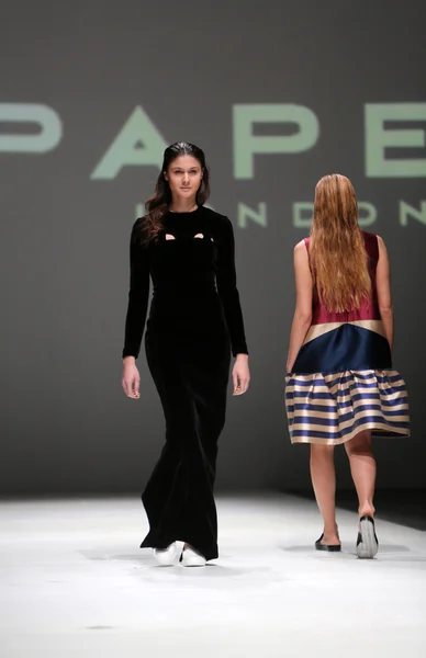 Mode-Model trägt Kleidung von paper london auf der Zagreber Modewoche am 09. Mai 2014 in Zagreb, Kroatien — Stockfoto