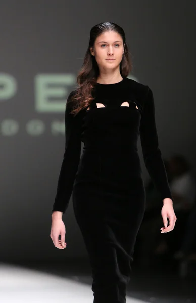 Modelka nosit oblečení, které navrhl papír Londýn na týdnu módy Záhřeb na 09 května 2014 v Záhřebu, Chorvatsko — Stock fotografie