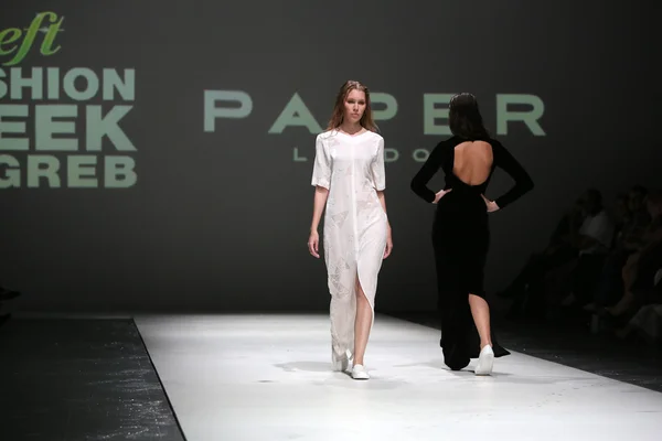 Modelo de moda con ropa diseñada por Paper London en la Semana de la Moda de Zagreb el 09 de mayo de 2014 en Zagreb, Croacia — Foto de Stock
