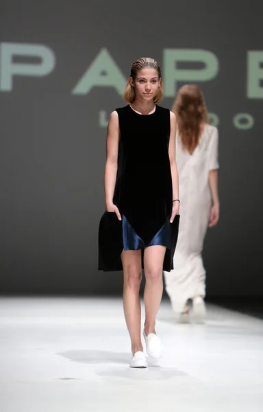Modelka noszenie ubrania zaprojektowane przez Londyn papieru na Zagrzeb fashion week w dniu 09 maja 2014 r. w Zagrzebiu, Chorwacja — Zdjęcie stockowe