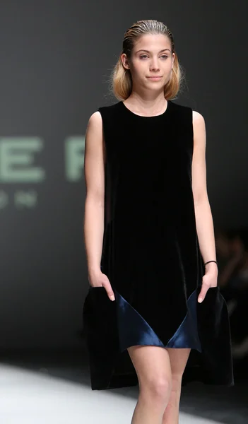 Modell bär kläder designade av papper london på modeveckan zagreb den 09 maj, 2014 i zagreb, Kroatien — Stockfoto